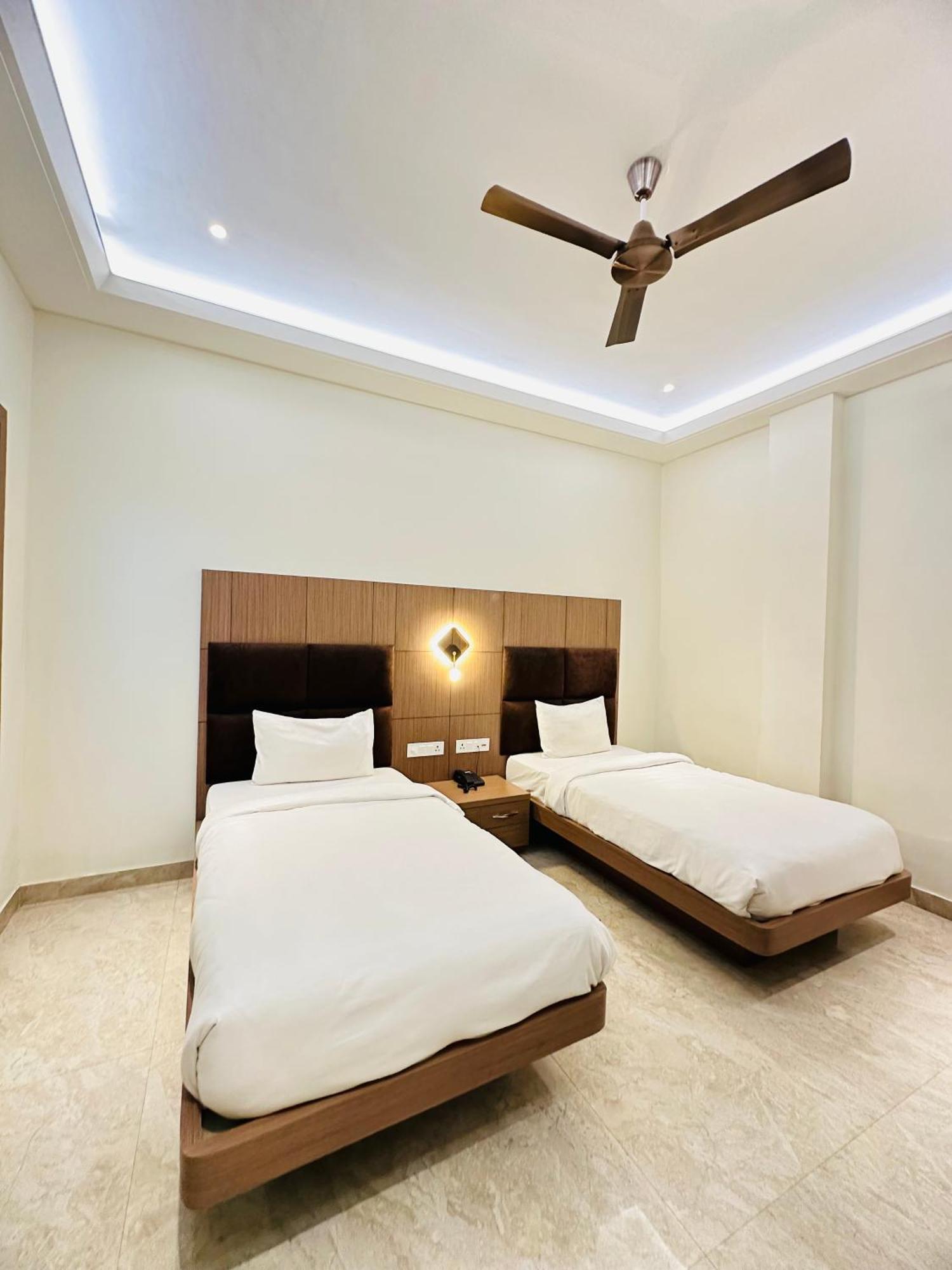 Hotel Lotus Inn Sirsa ภายนอก รูปภาพ